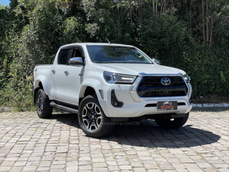 TOYOTA - HILUX - 2023/2024 - Branca - R$ 299.900,00