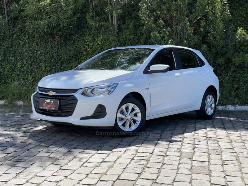 CHEVROLET - ONIX - 2022/2023 - Branca - R$ 76.900,00