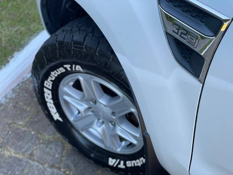 FORD - RANGER - 2012/2013 - Branca - R$ 91.900,00