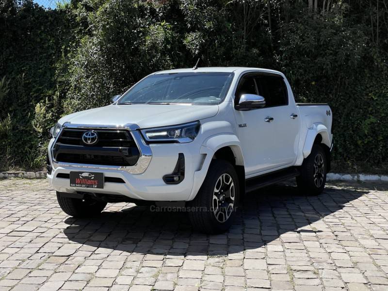 TOYOTA - HILUX - 2023/2024 - Branca - R$ 299.900,00