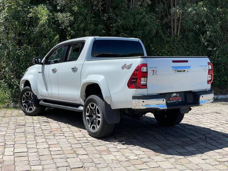 TOYOTA - HILUX - 2023/2024 - Branca - R$ 295.000,00