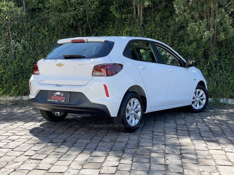 CHEVROLET - ONIX - 2022/2023 - Branca - R$ 76.900,00