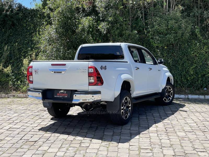 TOYOTA - HILUX - 2023/2024 - Branca - R$ 299.900,00