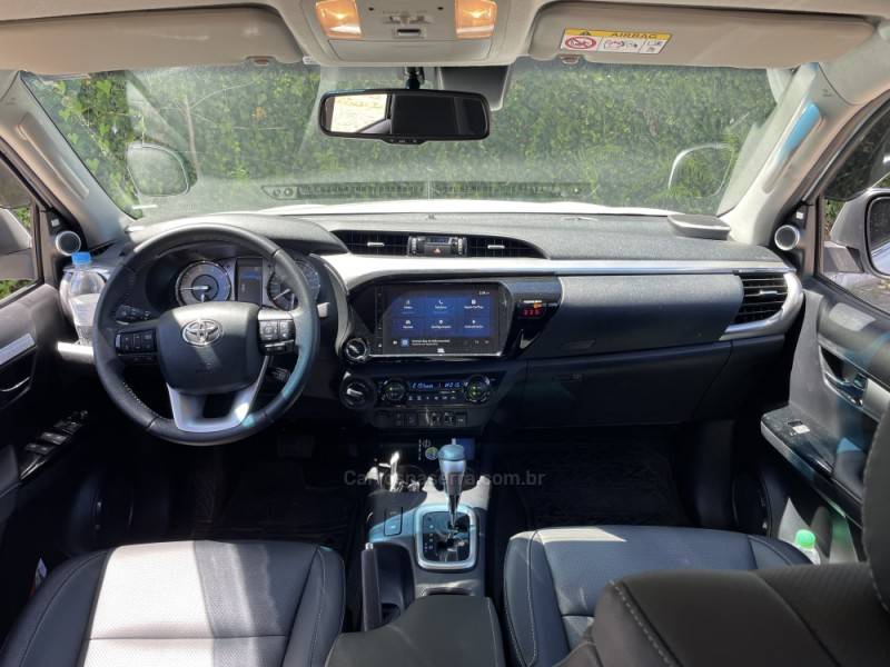 TOYOTA - HILUX - 2023/2024 - Branca - R$ 299.900,00
