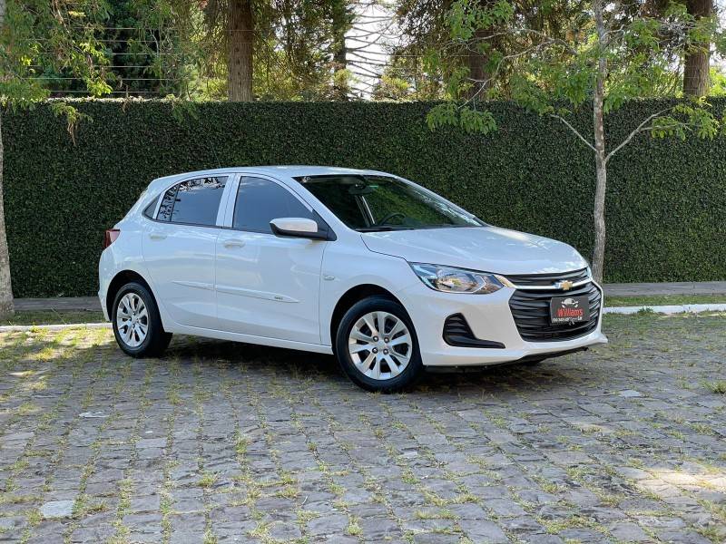 CHEVROLET - ONIX - 2021/2022 - Branca - R$ 68.900,00