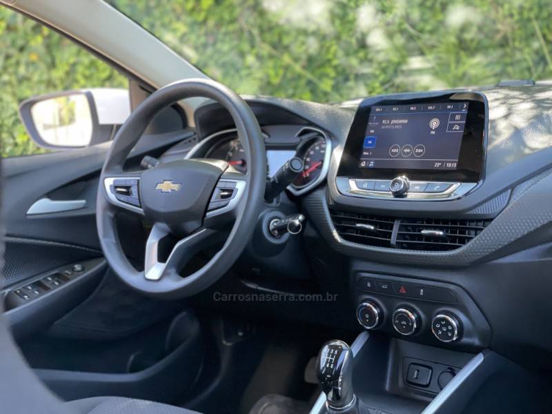 CHEVROLET - ONIX - 2022/2023 - Branca - R$ 76.900,00