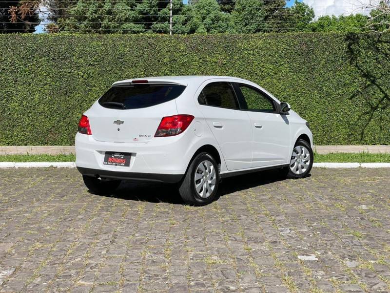 CHEVROLET - ONIX - 2013/2013 - Branca - R$ 43.990,00