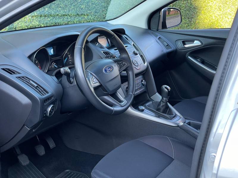 FORD - FOCUS - 2018/2019 - Prata - R$ 77.900,00
