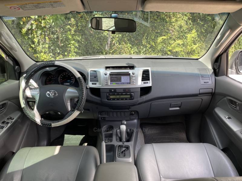 TOYOTA - HILUX - 2013/2013 - Prata - R$ 116.000,00