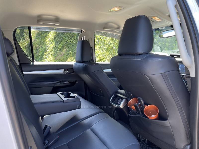 TOYOTA - HILUX - 2023/2024 - Branca - R$ 299.900,00