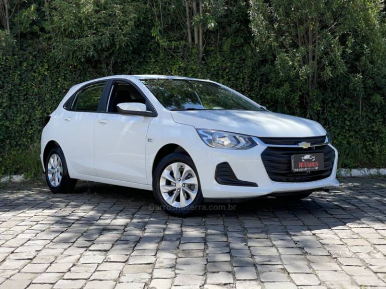 CHEVROLET - ONIX - 2022/2023 - Branca - R$ 76.900,00