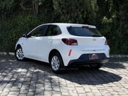 CHEVROLET - ONIX - 2022/2023 - Branca - R$ 76.900,00