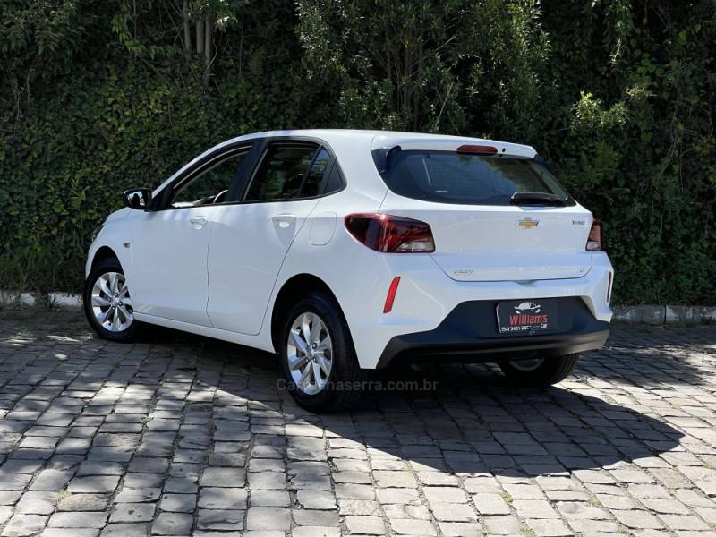 CHEVROLET - ONIX - 2022/2023 - Branca - R$ 76.900,00