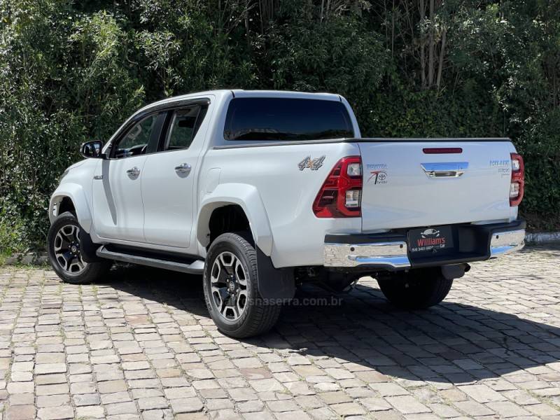 TOYOTA - HILUX - 2023/2024 - Branca - R$ 299.900,00