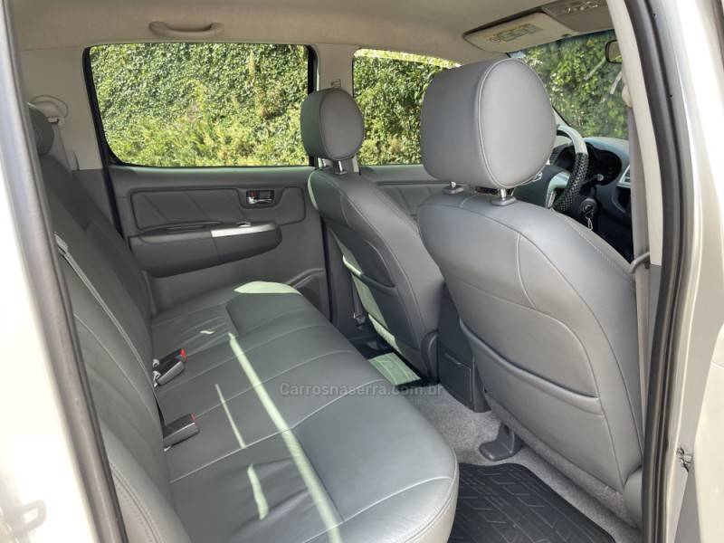 TOYOTA - HILUX - 2013/2013 - Prata - R$ 116.000,00
