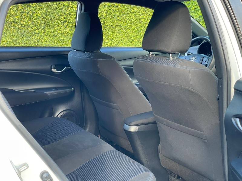 TOYOTA - YARIS - 2018/2019 - Branca - R$ 78.900,00