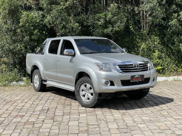 TOYOTA - HILUX - 2013/2013 - Prata - R$ 116.000,00