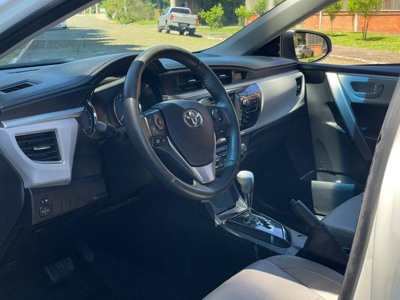TOYOTA - COROLLA - 2014/2015 - Branca - R$ 85.900,00