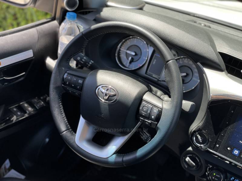 TOYOTA - HILUX - 2023/2024 - Branca - R$ 299.900,00