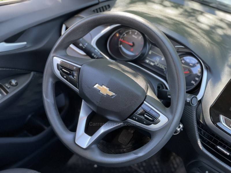 CHEVROLET - ONIX - 2022/2023 - Branca - R$ 76.900,00