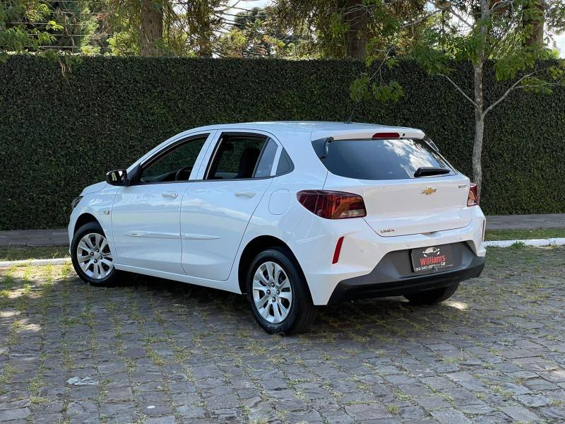 CHEVROLET - ONIX - 2021/2022 - Branca - R$ 68.900,00
