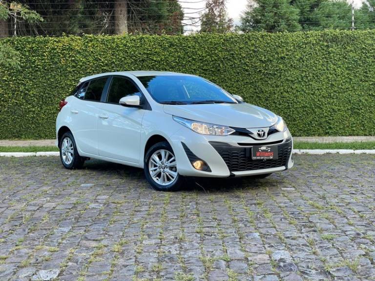TOYOTA - YARIS - 2018/2019 - Branca - R$ 78.900,00