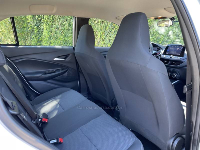 CHEVROLET - ONIX - 2022/2023 - Branca - R$ 76.900,00