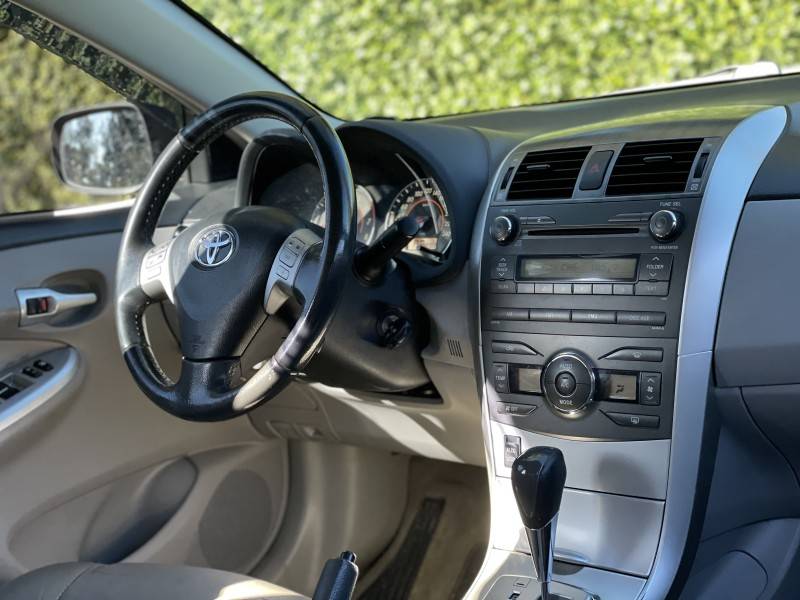 TOYOTA - COROLLA - 2011/2012 - Preta - R$ 64.900,00