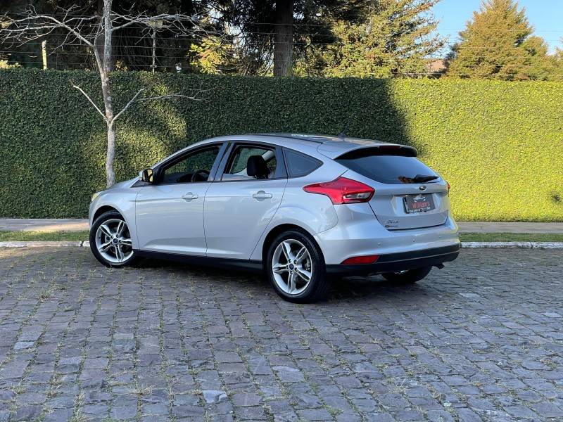 FORD - FOCUS - 2018/2019 - Prata - R$ 77.900,00