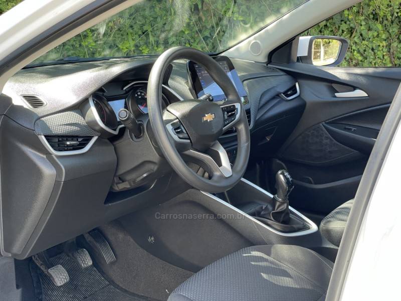 CHEVROLET - ONIX - 2022/2023 - Branca - R$ 76.900,00