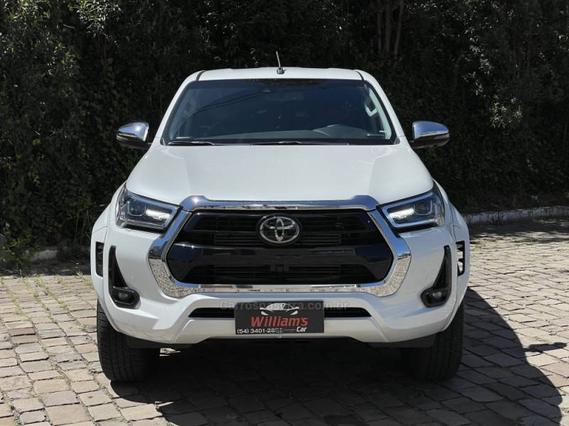 TOYOTA - HILUX - 2023/2024 - Branca - R$ 299.900,00